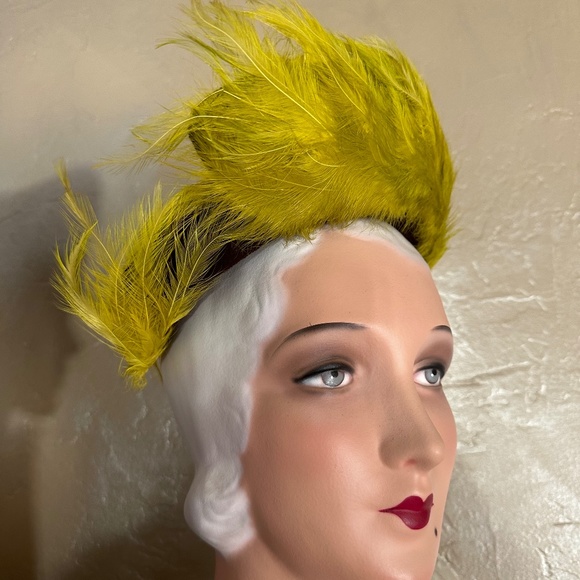 GORGEOUS 1930\'s BROWN FELT HAT WITH ASYMMETRICAL BRIM WITH CHARTREUSE FEATHERS main image 12